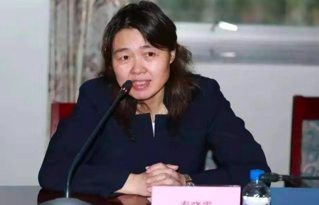 老师撩起裙子让我挺进去